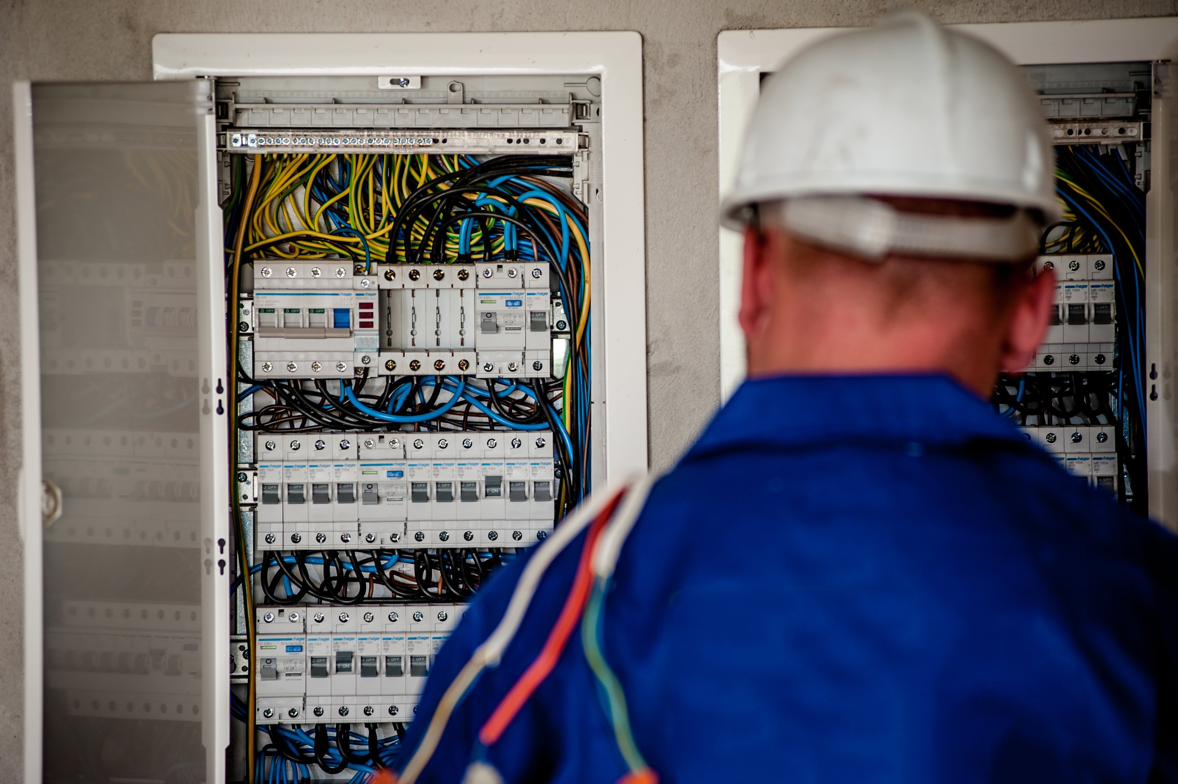 Elektriker bei einer Elektroinstallation